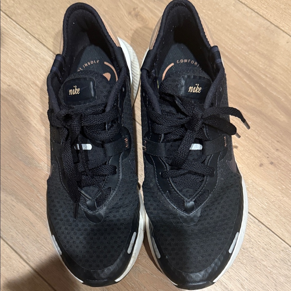 Nike Men's Black and White Athletic Shoes